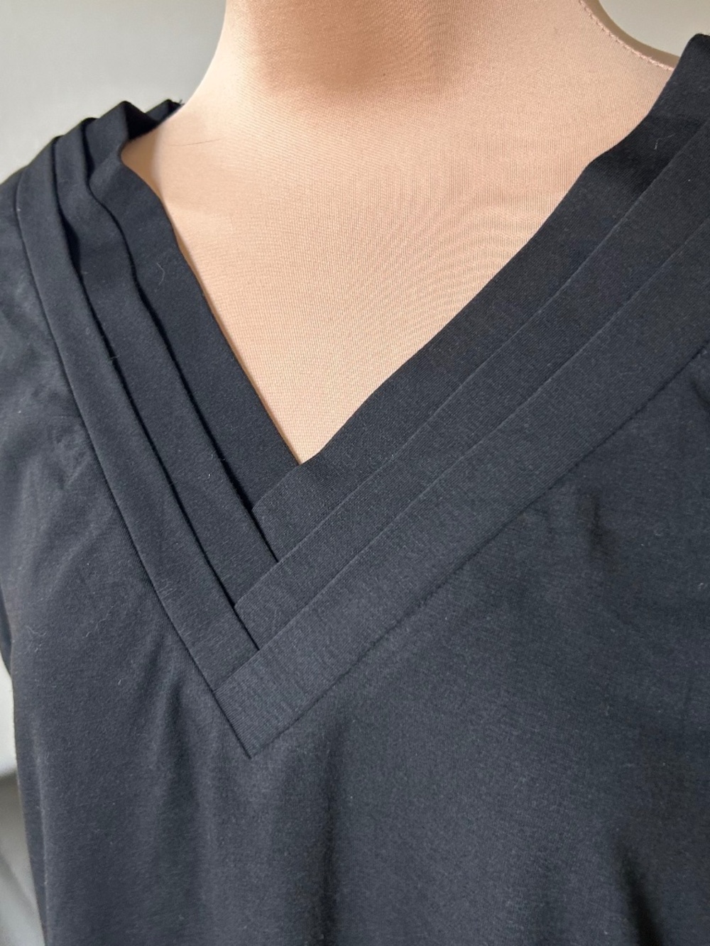 LOMON Tank Top Black Knit V-Neck Curved Hem A-Line Casual Relaxed Fit Size M NWT - Picture 4 of 9